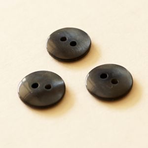 Knopf in schwarz mit blauem Glanz - 12mm