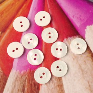 15mm Kn&ouml;pfe in Offwhite mit perlmuttartigem Epoxid-Glanz: 2-Loch-Kunststoffkn&ouml;pfe, edle Optik f&uuml;r Blusen und Strickmode, 10 St&uuml;ck pro Packung.