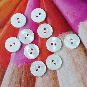15mm Kn&ouml;pfe in Offwhite mit perlmuttartigem Epoxid-Glanz: 2-Loch-Kunststoffkn&ouml;pfe, edle Optik f&uuml;r Blusen und Strickmode, 10 St&uuml;ck pro Packung.