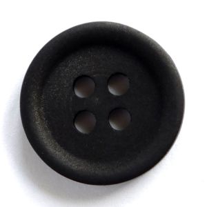 Satinierter 4-Loch-Kunststoffknopf (13 mm) in schwarz mit leicht vertiefter Mitte.