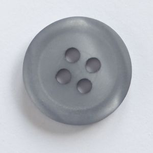 Mittelgrosser, satinierter 4-Loch-Kunststoffknopf (15 mm) in grau mit leicht vertiefter Mitte.