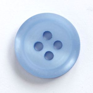 Mittelgrosser, satinierter 4-Loch-Kunststoffknopf (15 mm) in hellblau mit leicht vertiefter Mitte.