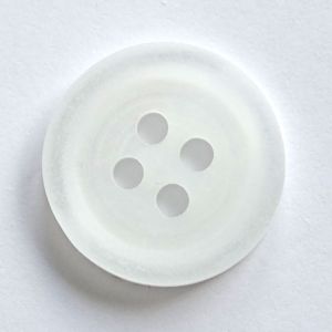 Kleiner, satinierter 4-Loch-Kunststoffknopf (9 mm) in weiss mit leicht vertiefter Mitte.