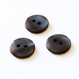 Knopf in schwarz mit blauem Glanz - 12mm