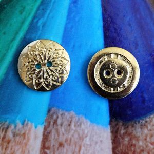 Goldener 20mm Metallknopf mit detailliertem Mandala-Muster. Ansicht der gravierten Vorderseite und der flachen 2-Loch-R&uuml;ckseite. Ideal f&uuml;r Jacken & Taschen.