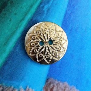 Detailansicht: Gravierter Metallknopf (20mm) in Gold mit filigranem Mandala-Relief. Hochwertiger 2-Loch-Knopf f&uuml;r edle N&auml;hprojekte bei Spitzentraum.ch.