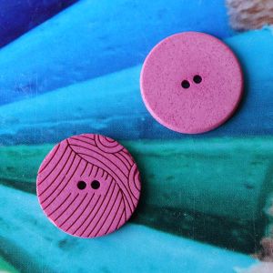Zwei pinke 20mm-Kunststoffknöpfe zur Ansicht der bedruckten Vorderseite mit Linienmuster und der unifarbenen Rückseite bei Spitzentraum.ch