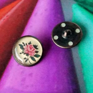 Vintage &Ouml;senknopf 18 mm mit Rosenmuster und kupferfarbener R&uuml;ckseite. Gew&ouml;lbter Metallknopf f&uuml;r Stricksachen & Jacken.