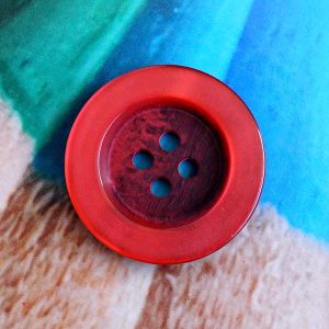 15mm Knopf in Rot aus stabilem Kunststoff mit Harz-Schimmer. Feiner 4-Loch-Verschluss f&uuml;r Kinderbekleidung und Accessoires bei Spitzentraum.ch kaufen.