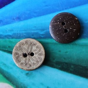 Zwei 17mm Mandala-Kokoskn&ouml;pfe zur Ansicht der hellen Vorderseite mit eingepr&auml;gtem Muster und der unifarbenen, dunklen R&uuml;ckseite auf Spitzentraum.ch.