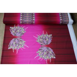 Lycra Panel 120x150cm Übersicht: Symmetrisch angeordnete Flügel-Motive und parallele Bordüren auf dem pink-roten Digitaldruck-Stoff für Kürkleidung.