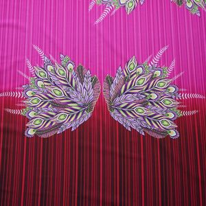 Lycra Stoff Panel in Pink-Rot: Detailansicht des flügelförmigen Pfauenfeder-Musters (20cm) auf fuchsia und dunkelrot gestreiftem Super Stretch Material.