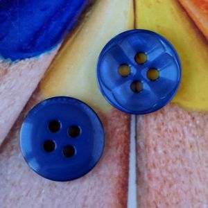 Vorder- und Rückseite des schimmernden 17-mm-Knopfs in blau im Vergleich.