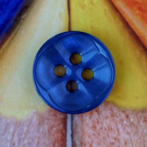 Loch-Kunststoffknopf (22 mm) in blau mit bl&uuml;tenf&ouml;rmig strukturierter, leicht schimmernder Oberfl&auml;che.