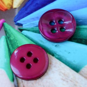 Vorder- und R&uuml;ckseite des schimmernden 22-mm-Knopfs in fuchsia im Vergleich.