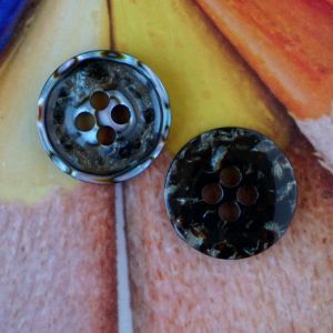 Vorder- und R&uuml;ckseite des schimmernden 22-mm-Knopfs in silber-marmor im Vergleich.