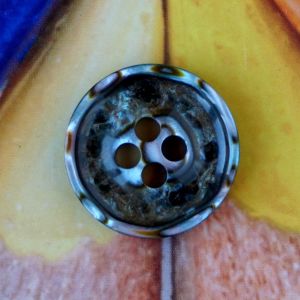 Loch-Kunststoffknopf (22 mm) in silber-marmoriert mit bl&uuml;tenf&ouml;rmig strukturierter, leicht schimmernder Oberfl&auml;che.