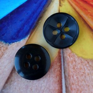Vorder- und R&uuml;ckseite des schimmernden 22-mm-Knopfs in schwarz im Vergleich.