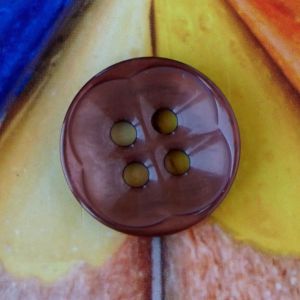 Grosser 4-Loch-Kunststoffknopf (33 mm) in braun mit bl&uuml;tenf&ouml;rmig strukturierter, leicht schimmernder Oberfl&auml;che.