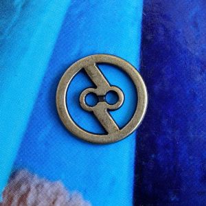 17mm Skelett-Knopf aus Metall in Antik-Messing. Markantes Durchbruch-Design f&uuml;r Steampunk-Kost&uuml;me und Industrial-Mode bei Spitzentraum.ch kaufen.