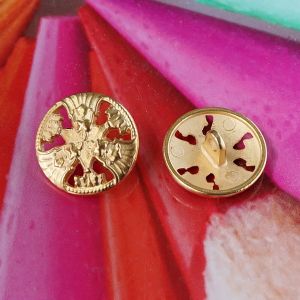 Zwei goldene 20mm &Ouml;senkn&ouml;pfe mit filigranem Fantasy-Relief von der Vorderseite und der stabilen R&uuml;ckseite mit &Ouml;se f&uuml;r Spitzentraum.ch.
