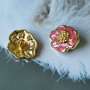 Massiver Ösenknopf Kamellie (20x25mm) in Gold & Pink. Schwere Metall-Qualität im Chanel-Stil für Mäntel. Edler Blumenknopf zum Aufnähen. Exklusiv bei Spitzentraum.