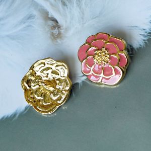 Massiver Ösenknopf Kamellie (3cm) in Gold & Pink. Schwere Metall-Qualität im Chanel-Stil für Mäntel. Edler Blumenknopf zum Aufnähen. Exklusiv bei Spitzentraum.