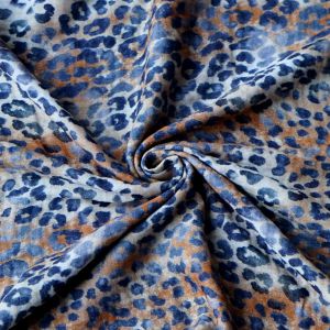 Drapierter Musselin Stoff mit beigem Grund und dunkelblauem, feinem Leopardenmuster. Ideal für leichte Sommerkleidung.