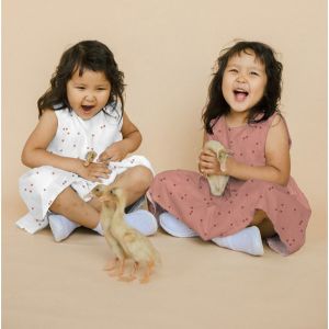 Kinderkleider aus Herzchen-Musselin Mocha Mousse: Zwei lachende Kinder in selbstgen&auml;hten, luftigen Sommerkleidern aus dem weichen Baumwollstoff von Spitzentraum.ch.