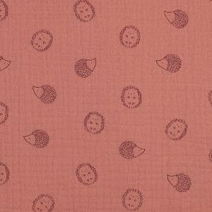 Garngefärbter Musselin Stoff Igel in Cognac: Detailansicht der weichen Double Gauze Webware mit dunkleren Igel-Motiven für Kinderbekleidung.