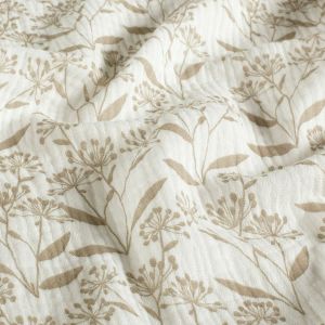 Nahaufnahme vom bedruckten Double Gauze Musselin in Ivory mit feinem Doldenbl&uuml;ten-Muster in Sand zur Detailansicht der Struktur bei Spitzentraum.ch.