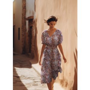 Sommerliches Damenkleid aus Leoparden-Musselin: Anwendungsbeispiel für den luftigen Stoff als elegantes, knielanges Sommerkleid.
