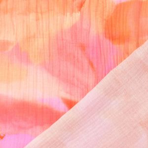 Detailansicht Musselin Batik-Design in orange & pink, 100% Baumwolle, strukturierte Double Gauze Oberfl&auml;che f&uuml;r Sommerkleidung.