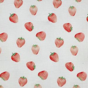 Nahaufnahme Musselin Stoff rote Erdbeeren auf Weiss: Detailansicht der weichen Double Gauze Webware mit klassischem Erdbeermotiv für sommerliche Nähprojekte.