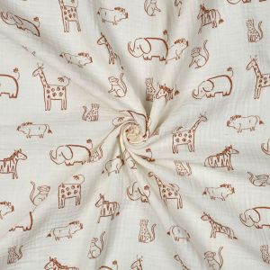 Nahaufnahme Baumwoll-Musselin Safari-Print: Fokus auf die weiche Stoffstruktur und die rehbraunen Tiermotive (Leopard, Affe, Warzenschwein) bei Spitzentraum.ch.