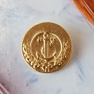 Maritimer Metallknopf Messing (15mm) mit geprägtem Anker & Streifen-Design. Vorder- und Rückseite mit stabiler Öse. Perfekt für Blazer & Poloshirts.