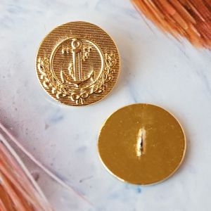 Goldfarbener 20mm Metall-Ösenknopf mit geprägtem Anker und horizontaler Streifen-Struktur. Rückseite mit stabiler Metallöse. Ideal für maritime Mode.