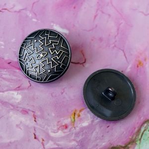Massiver 20mm Metall-Ösenknopf in Anthrazit mit geometrischem Runen-Muster & heller Prägung. Ansicht der Relief-Vorderseite und stabilen Rückseiten-Öse.