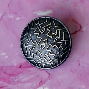 Massiver 23mm Metall-&Ouml;senknopf in Anthrazit mit geometrischem Runen-Muster & heller Pr&auml;gung. Ansicht der Relief-Vorderseite und stabilen R&uuml;ckseiten-&Ouml;se.