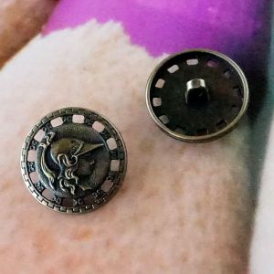 Vorder- und R&uuml;ckseite des 23 mm Athene-Knopfs. Antiker Kunststoffknopf mit &Ouml;se in patinierter Messing-Optik f&uuml;r historische Gew&auml;nder.