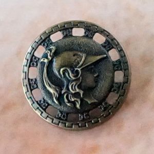 &Ouml;senknopf Athene 23 mm im griechischen Stil. Leichtes Kunststoff-Kriegerschild in Altmessing-Optik f&uuml;r Cosplay, Fasnacht & Kost&uuml;me.