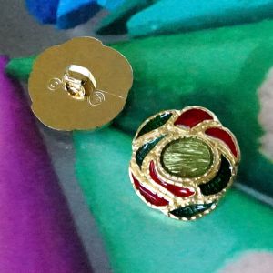 Vorder- und R&uuml;ckseite des goldfarbenen Bl&uuml;ten-&Ouml;senknopfs (23 mm). Leichtes Material mit stabiler &Ouml;se f&uuml;r Stricksachen & elegante Accessoires.