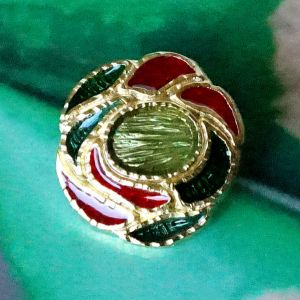 Gl&auml;nzender &Ouml;senknopf 23 mm in goldener Bl&uuml;tenform. Bunter Kunststoffknopf mit rot-gr&uuml;nen Farbeinlagen in Emaille-Optik f&uuml;r Jacken & M&auml;ntel.
