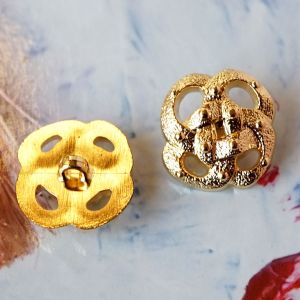 Quadratischer &Ouml;senknopf (17mm) in gl&auml;nzend Gold mit keltischem Ewigkeitsknoten-Muster: Detailansicht von Vorderseite und stabiler &Ouml;se auf der R&uuml;ckseite.