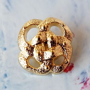 20mm &Ouml;senknopf in gl&auml;nzend Gold mit vierfachem keltischen Ewigkeitsknoten: Quadratischer Motivknopf mit abgerundeten Ecken und strukturierter Oberfl&auml;che.