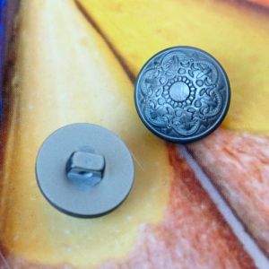 Vorder- und R&uuml;ckseite des grauen 18-mm-&Ouml;senknopfs mit Sicht auf das Mandala-Muster und die Befestigungs&ouml;se.