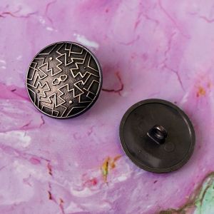 Massiver 23mm Metall-Ösenknopf in Kupfer mit geometrischem Runen-Muster & heller Prägung. Ansicht der Relief-Vorderseite und stabilen Rückseiten-Öse.