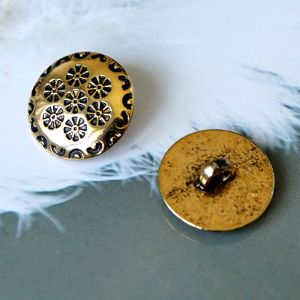 Massiver 17mm &Ouml;senknopf aus Messing mit Blumenmuster und schwarzer Patina. Ansicht der verzierten Vorderseite und der stabilen &Ouml;se auf der R&uuml;ckseite.