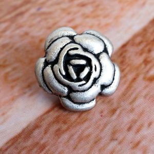Silberfarbener Metall-&Ouml;senknopf in Rosenform (17mm). Detaillierte Bl&uuml;tenstruktur mit schwarzer Patina im Shabby Chic Look f&uuml;r Strickjacken.