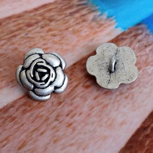 Rosenknopf 17mm aus Metall. Ansicht der strukturierten Vorderseite und der stabilen &Ouml;se auf der R&uuml;ckseite. Vintage-Knopf bei Spitzentraum.ch kaufen.